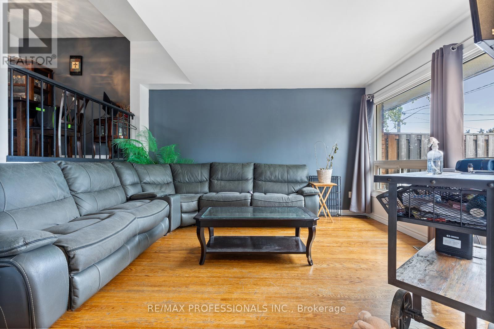 304 - 5 Viking Court, Grimsby, Ontario  L3M 3T8 - Photo 3 - X12422503
