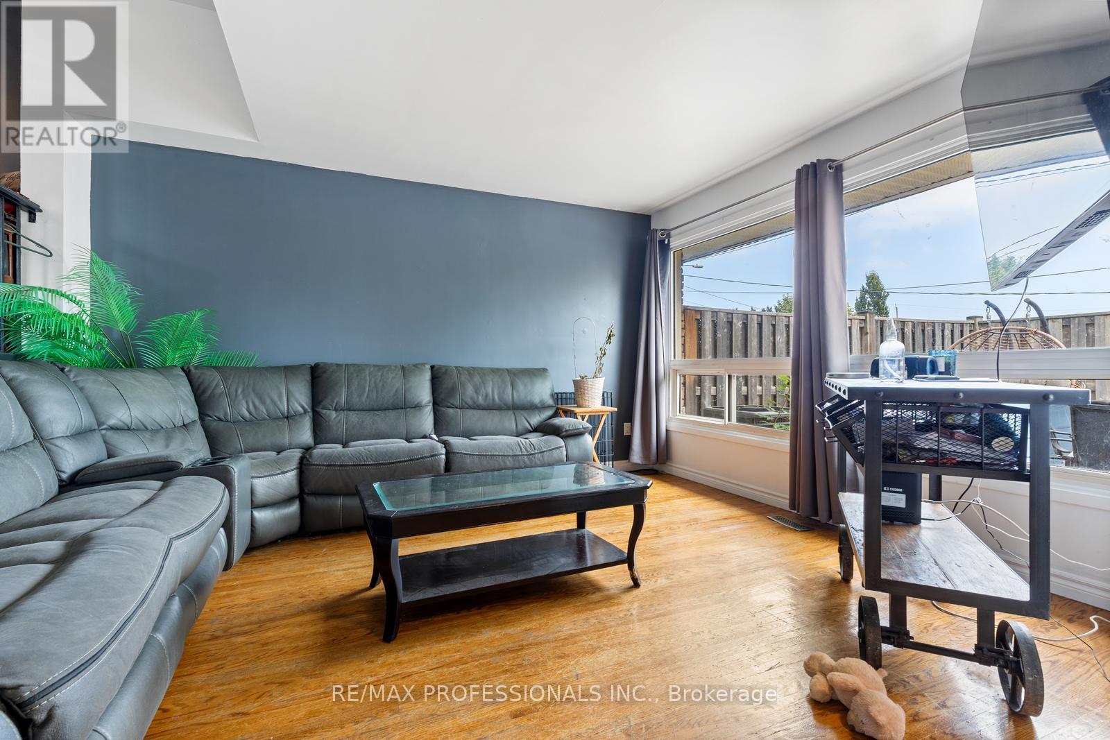 304 - 5 Viking Court, Grimsby, Ontario  L3M 3T8 - Photo 4 - X12422503