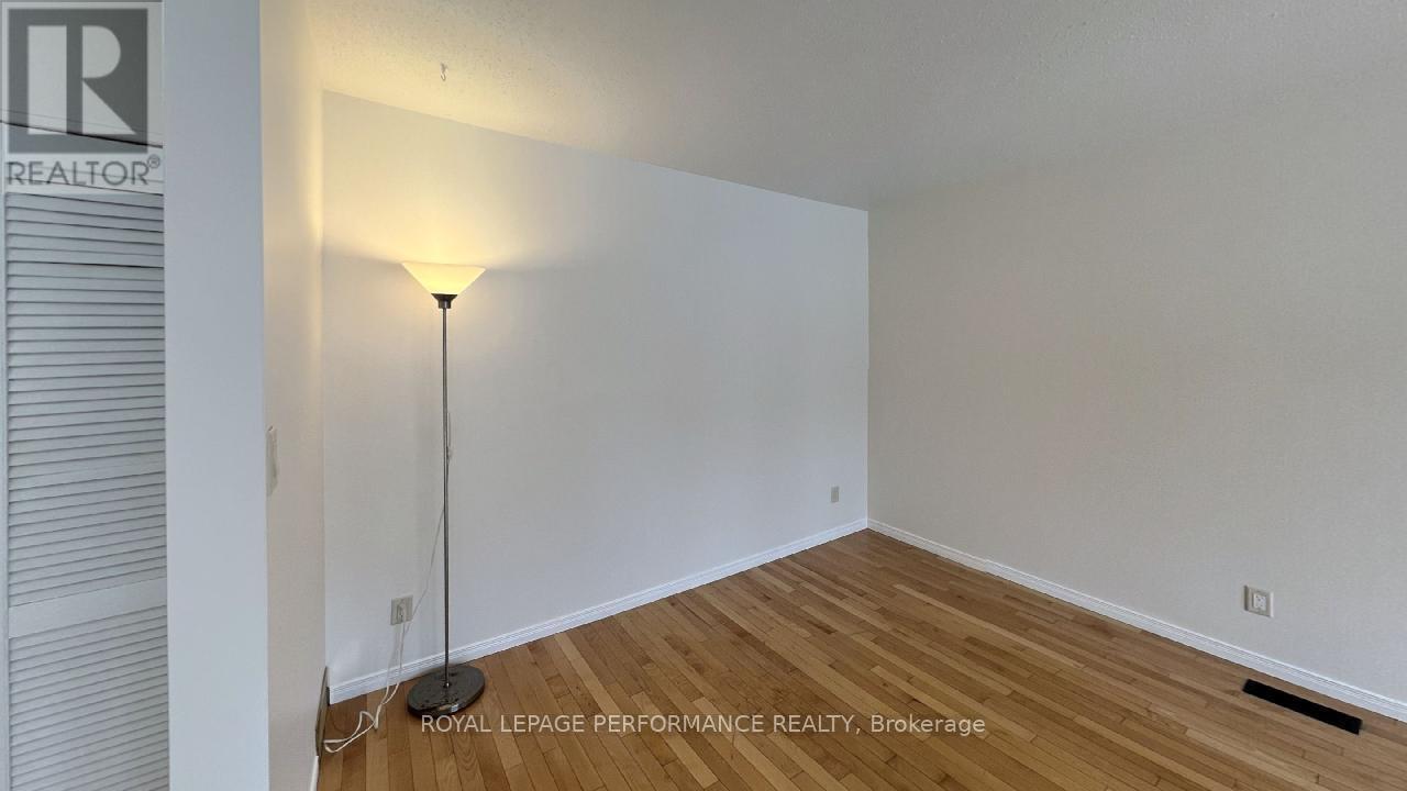 1394 Plumber Avenue, Ottawa, Ontario  K1K 4A9 - Photo 4 - X12422576