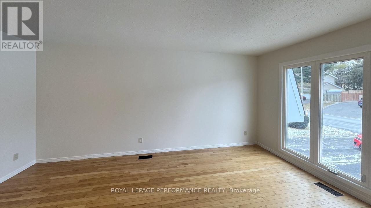 1394 Plumber Avenue, Ottawa, Ontario  K1K 4A9 - Photo 5 - X12422576