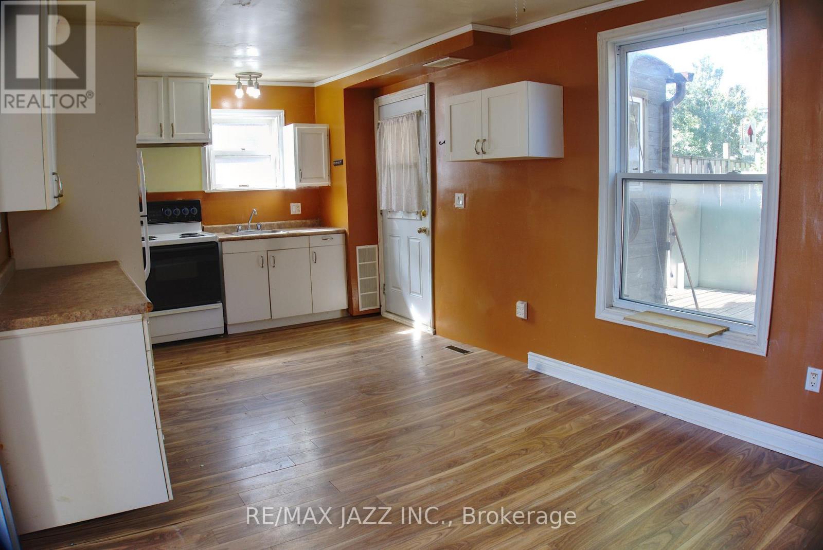 Property at 318 RITSON ROAD N image 4