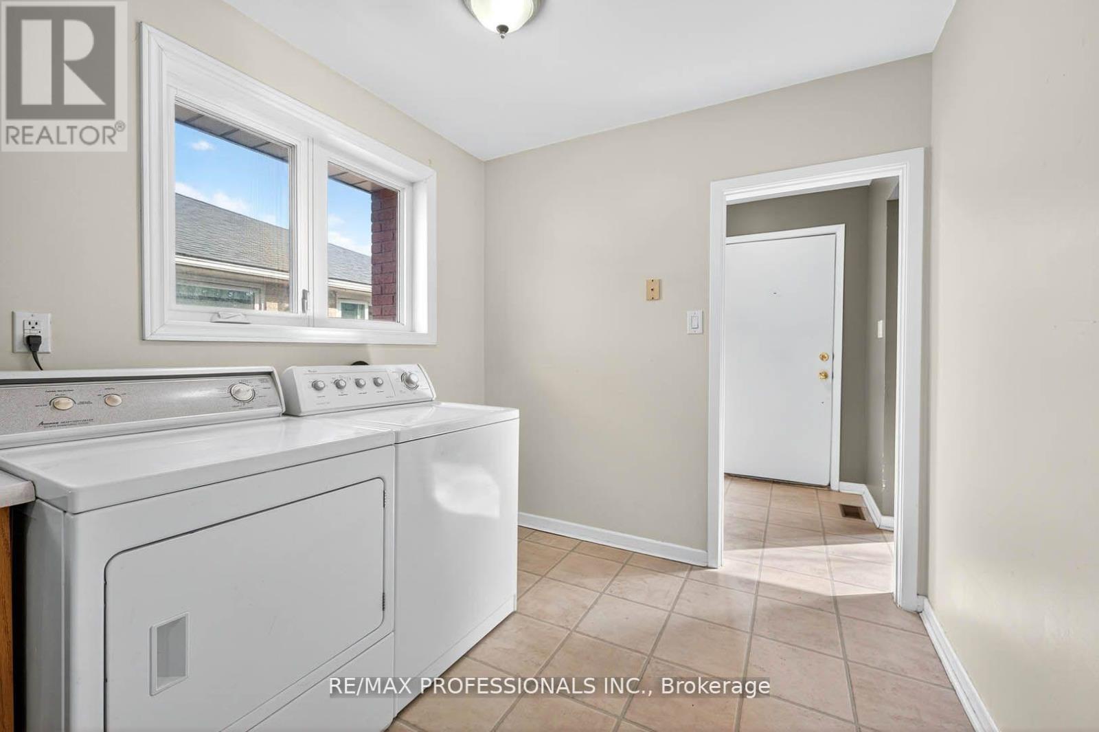 1784 Sandgate Crescent, Mississauga, Ontario  L5J 2E8 - Photo 11 - W12422573