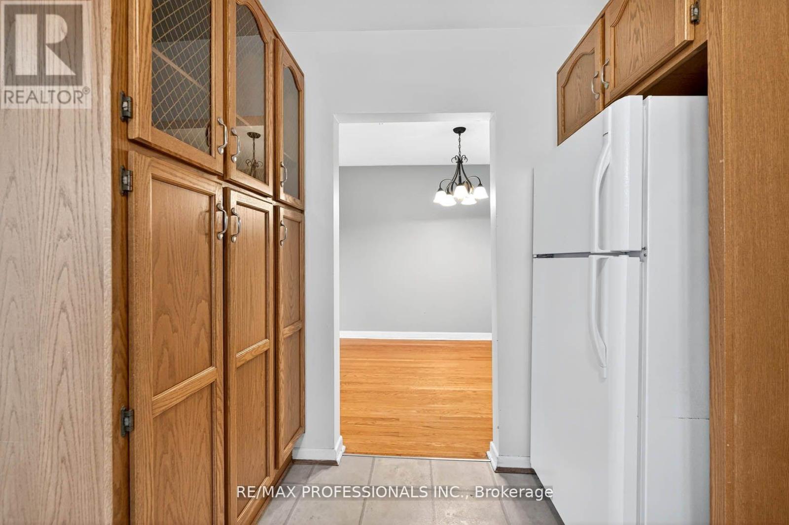 1784 Sandgate Crescent, Mississauga, Ontario  L5J 2E8 - Photo 12 - W12422573