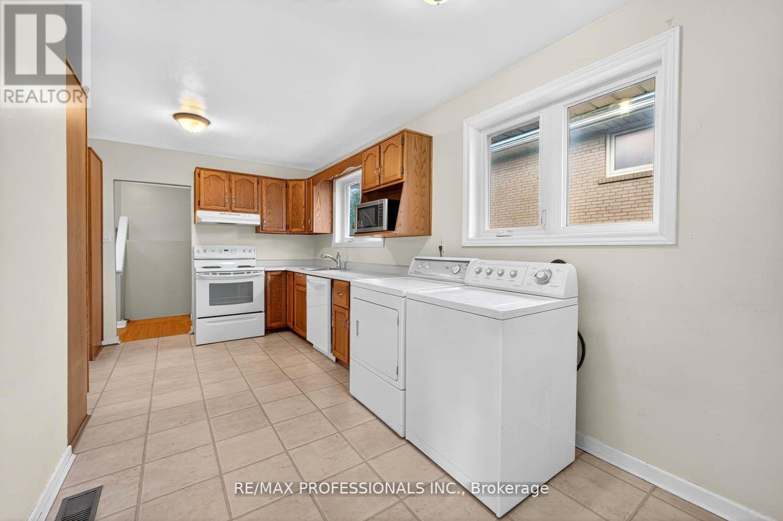 1784 Sandgate Crescent, Mississauga, Ontario  L5J 2E8 - Photo 13 - W12422573