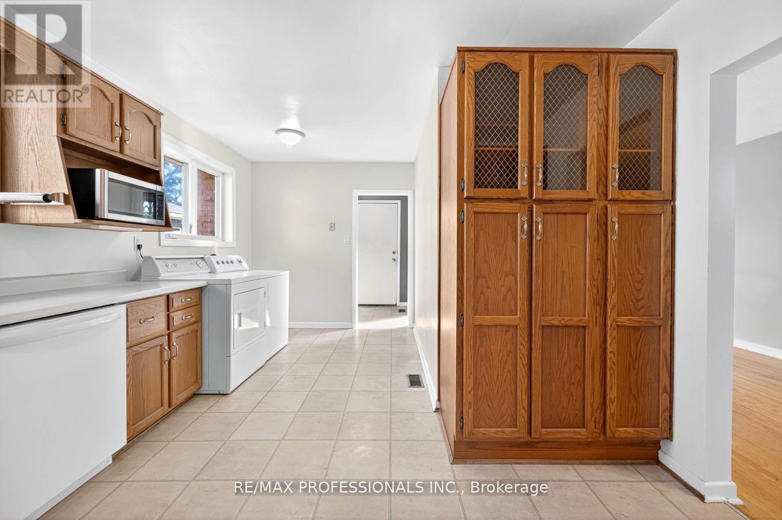 1784 Sandgate Crescent, Mississauga, Ontario  L5J 2E8 - Photo 9 - W12422573