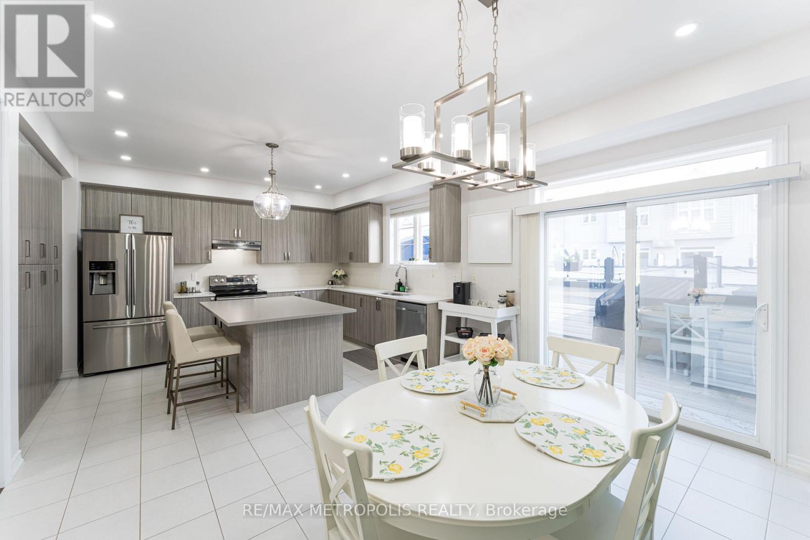 6 CORNERSIDE WAY, Whitby, Ontario