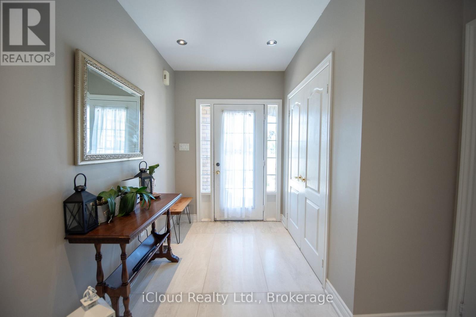 24 Aida Court, Caledon, Ontario  L7E 2G8 - Photo 3 - W12421013