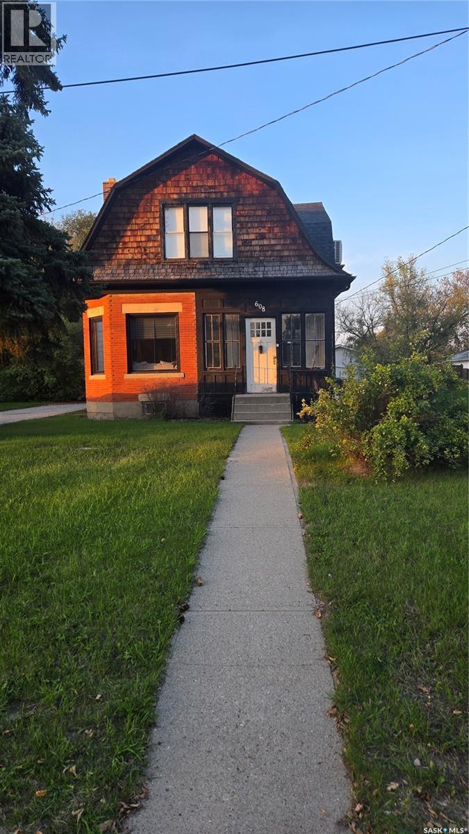 608 Walsh Avenue, Oxbow, Saskatchewan  S0C 2B0 - Photo 1 - SK019077