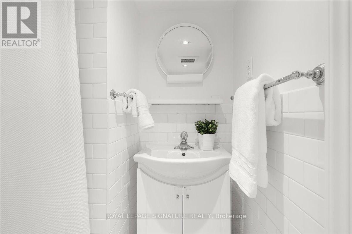 42 Manchester Avenue, Toronto, Ontario  M6G 1V3 - Photo 38 - W12422602