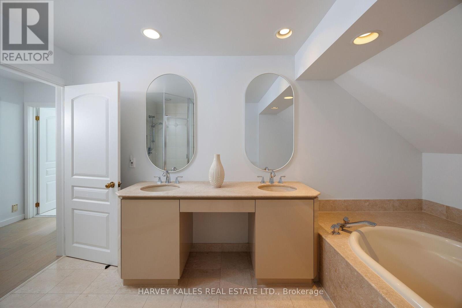 30 Neilor Crescent, Toronto, Ontario  M9C 1K4 - Photo 38 - W12422603