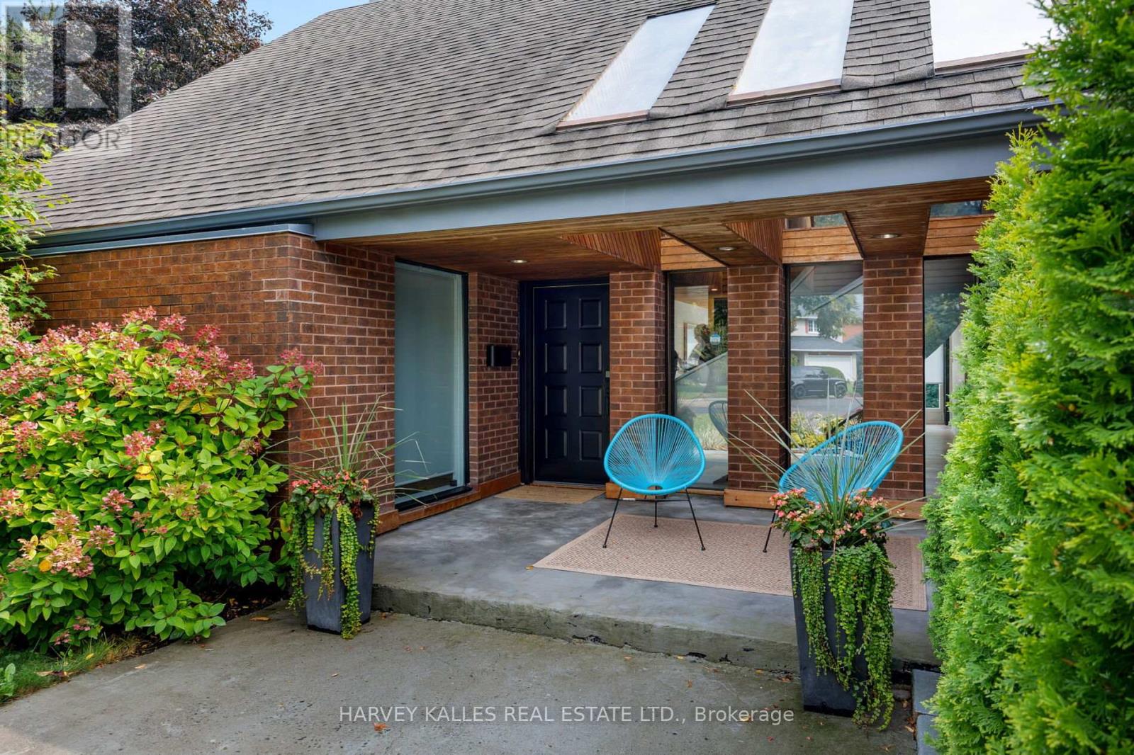 30 Neilor Crescent, Toronto, Ontario  M9C 1K4 - Photo 5 - W12422603