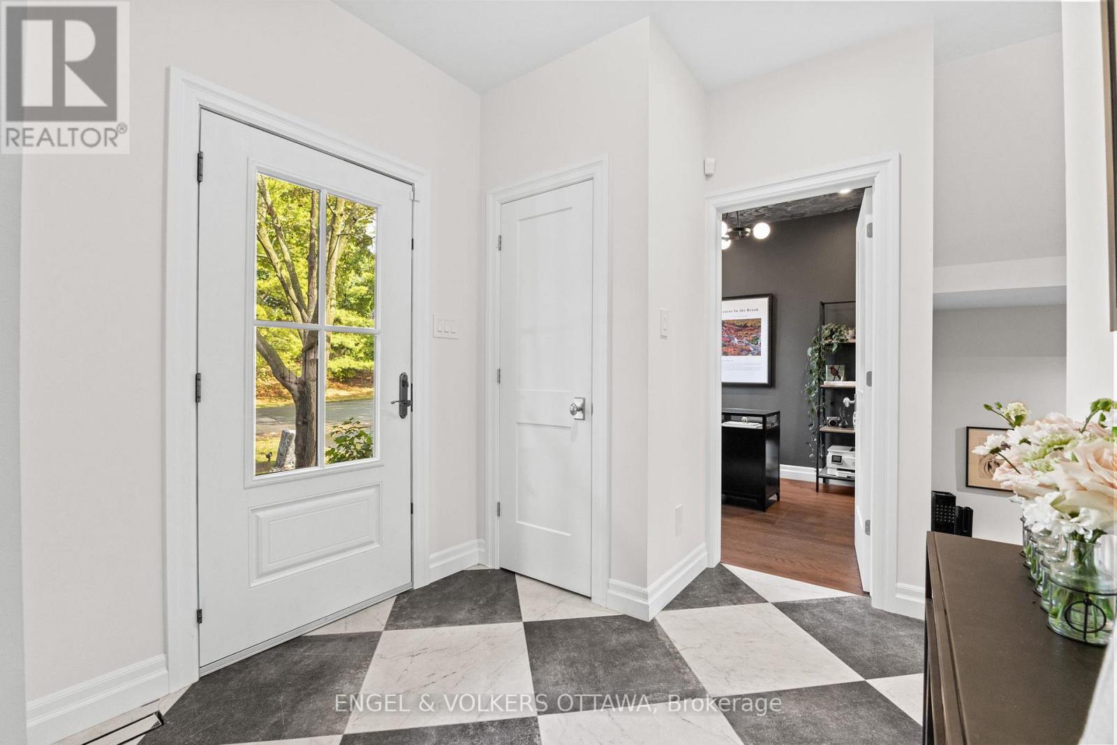 872 Iroquois Road, Ottawa, Ontario  K2A 3N2 - Photo 4 - X12422655