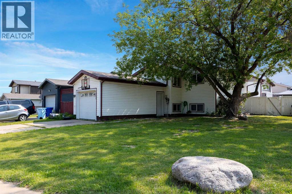 1053 Timberline Drive, Fort Mcmurray, Alberta  T9K 1R2 - Photo 2 - A2240253