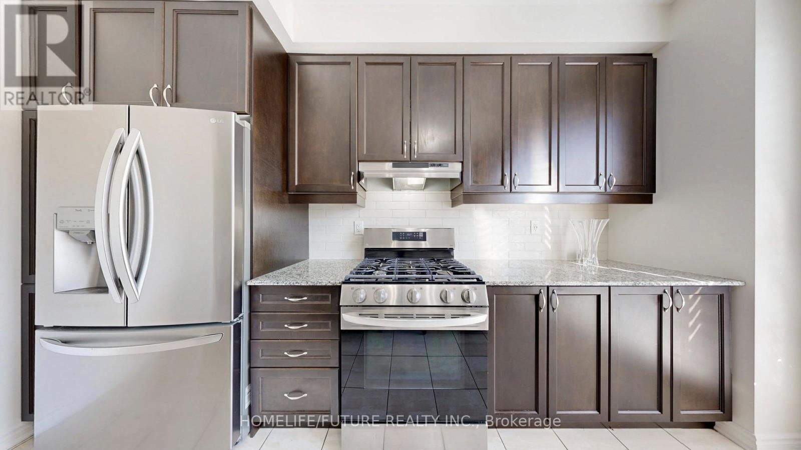 92 Barkerville Drive, Whitby, Ontario  L1P 0L8 - Photo 15 - E12422646