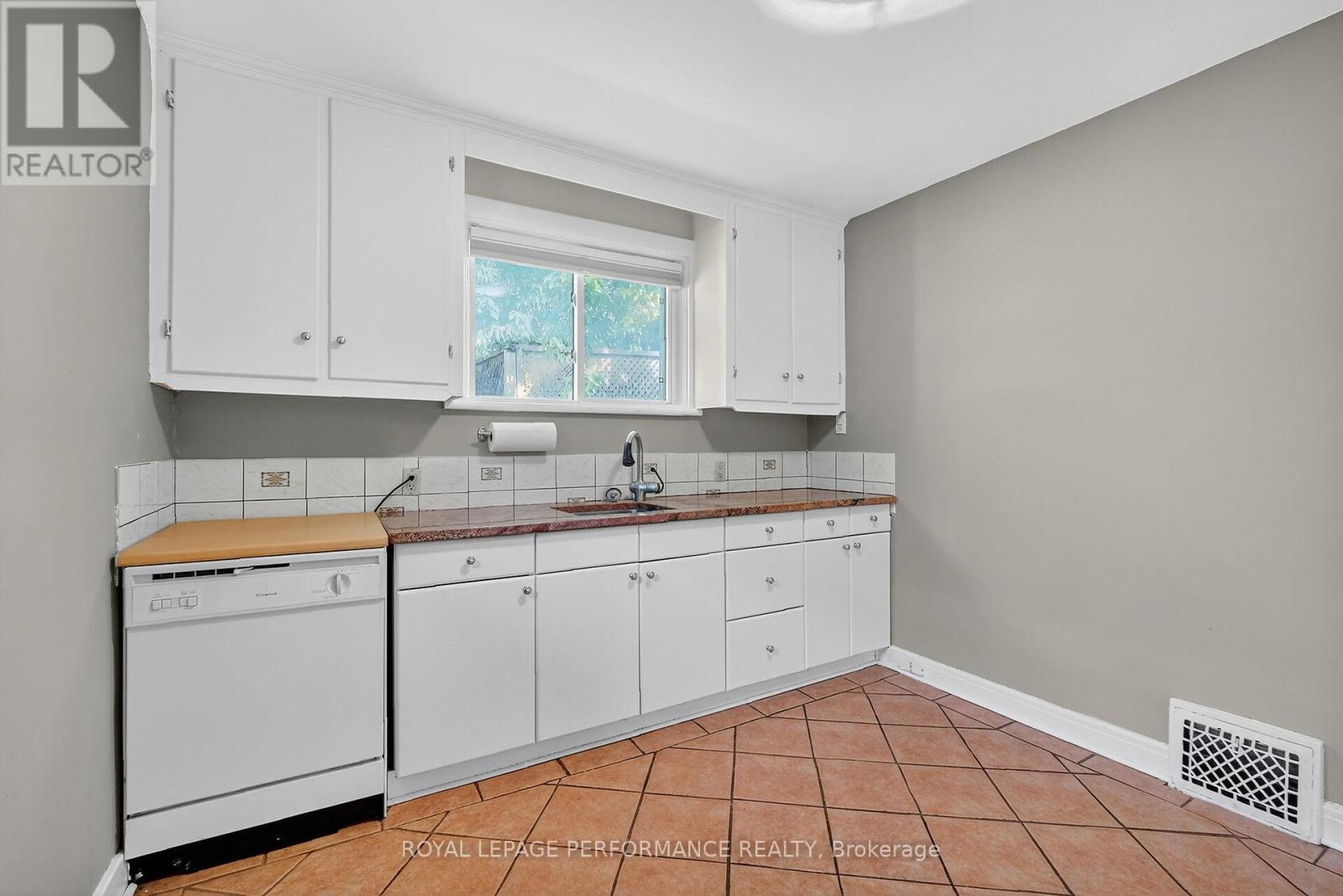 261 Montfort Street, Ottawa, Ontario  K1L 5P1 - Photo 11 - X12421603