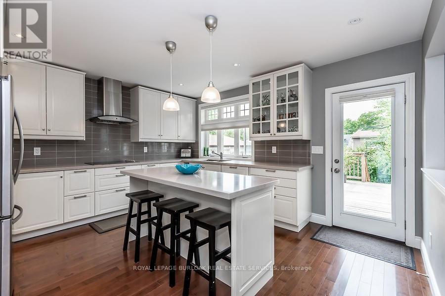 541 Sandmere Place, Oakville, Ontario  L6L 4G5 - Photo 2 - W12422687