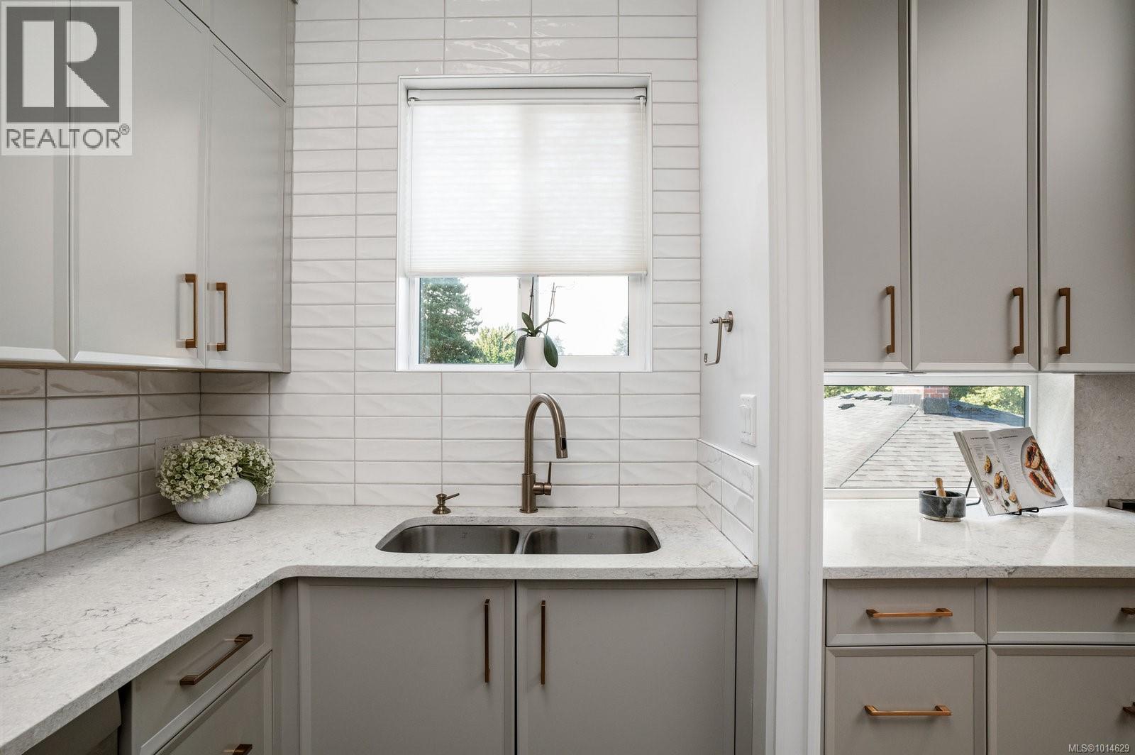 2639 Victor St, Victoria, British Columbia  V8R 4E3 - Photo 6 - 1014629