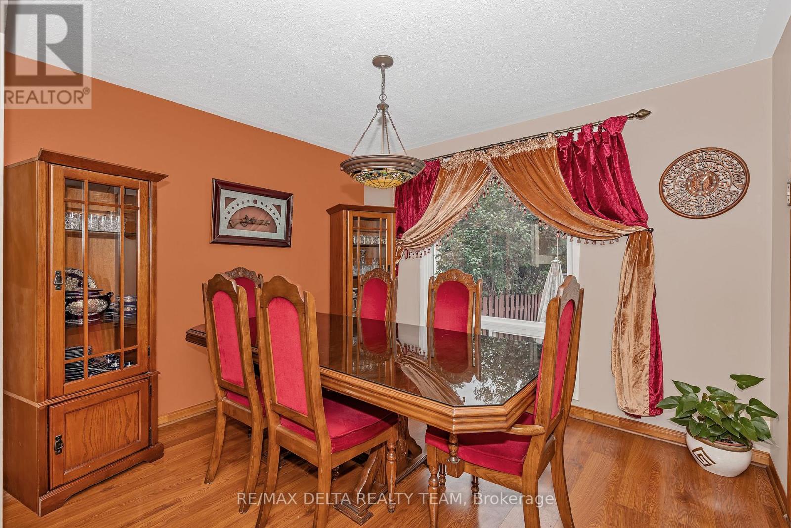 427 Mockingbird Drive, Ottawa, Ontario  K1E 2A8 - Photo 10 - X12422759