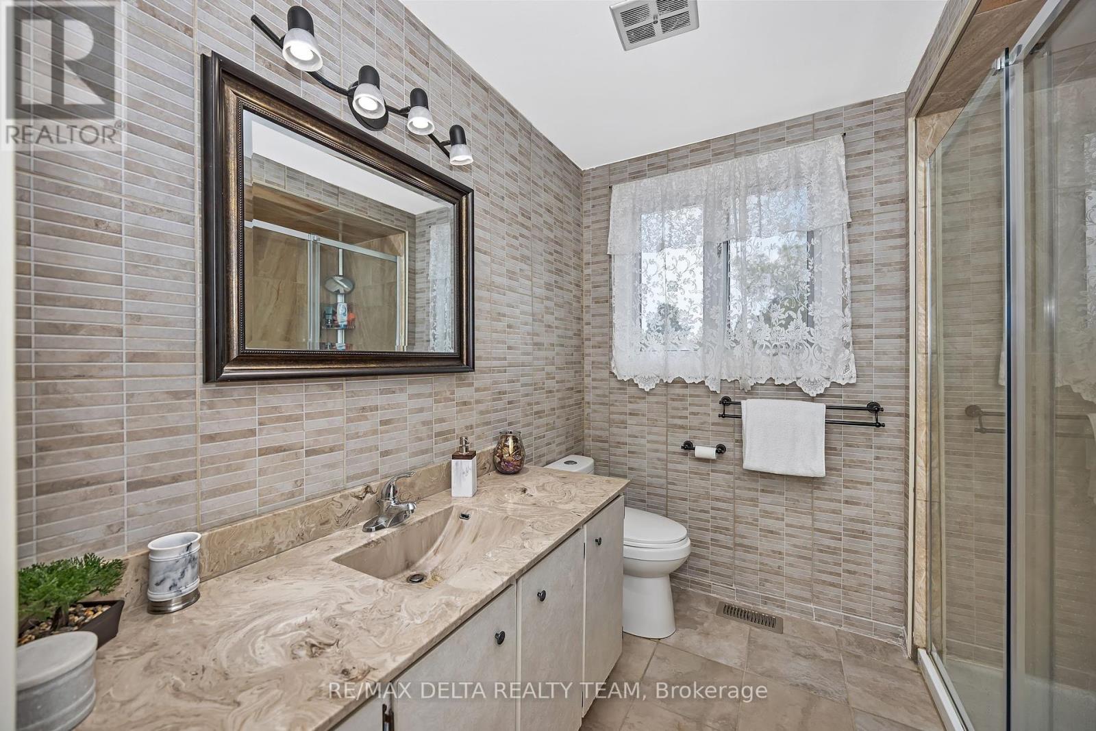 427 Mockingbird Drive, Ottawa, Ontario  K1E 2A8 - Photo 24 - X12422759