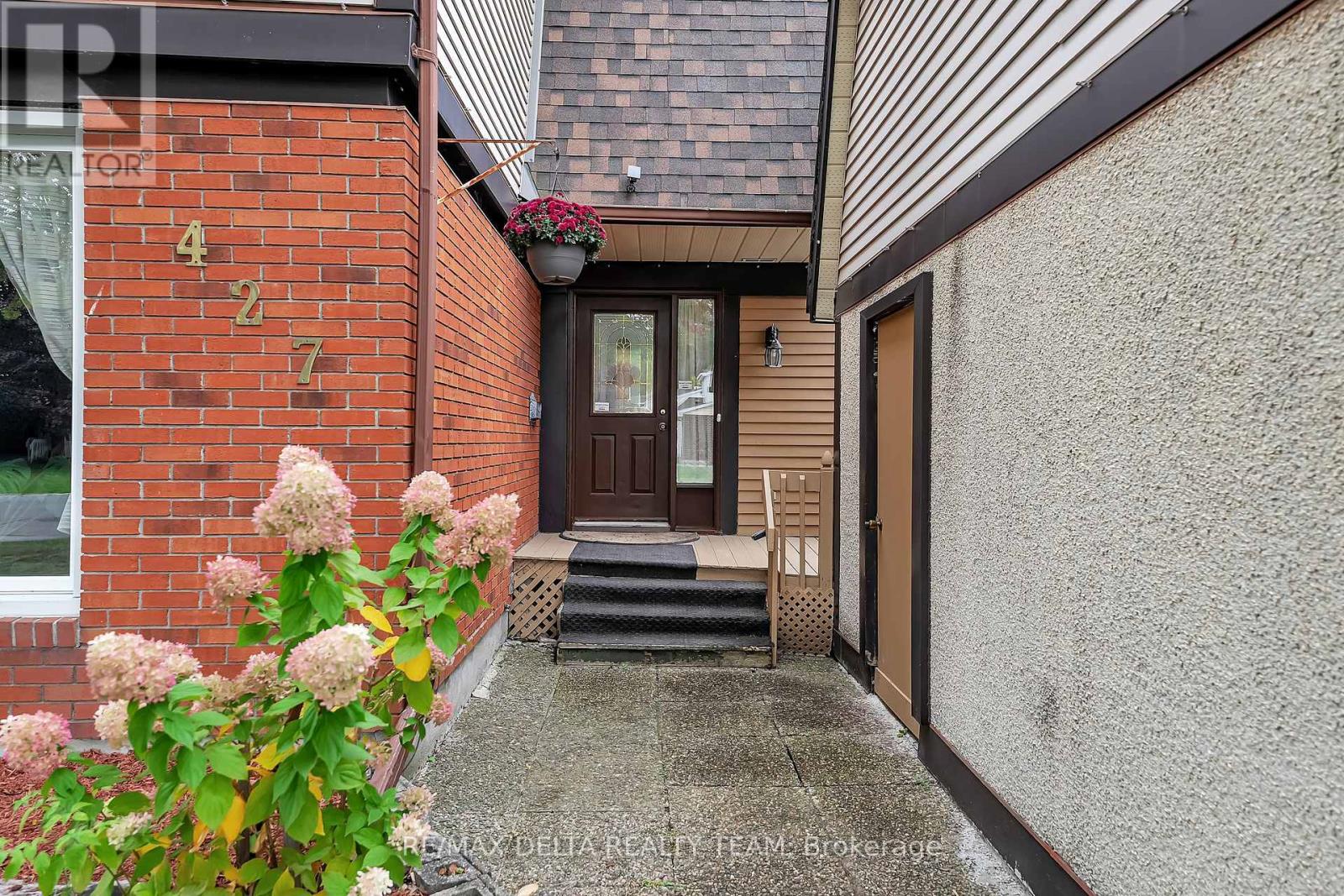 427 Mockingbird Drive, Ottawa, Ontario  K1E 2A8 - Photo 3 - X12422759