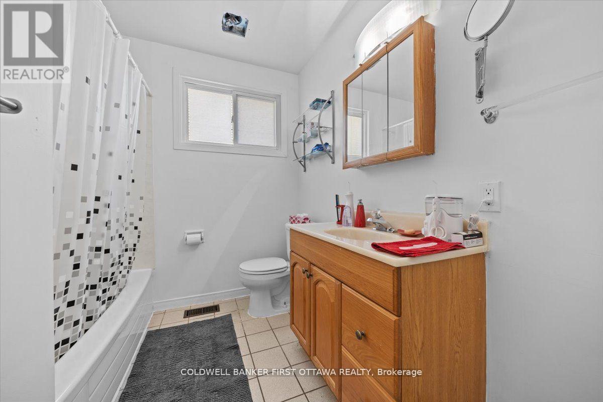 902 Watson Street, Ottawa, Ontario  K2B 6B9 - Photo 10 - X12422769