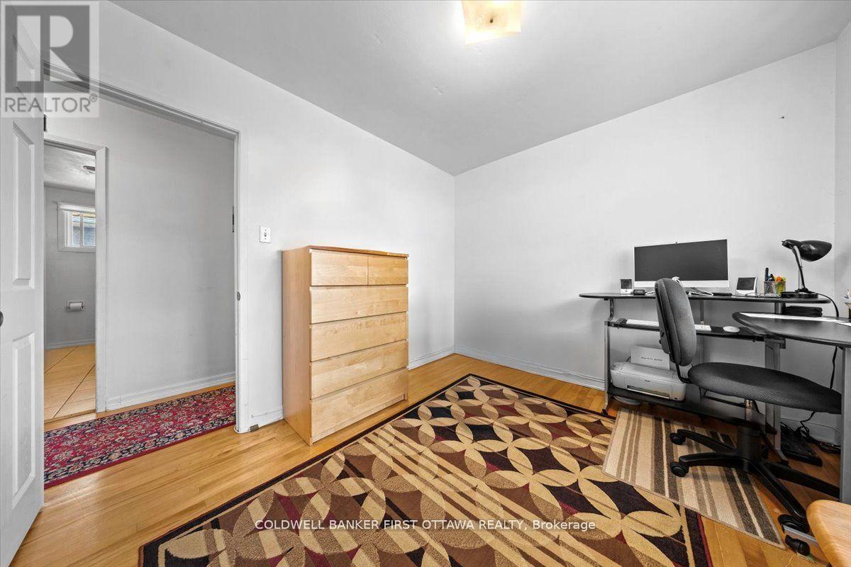 902 Watson Street, Ottawa, Ontario  K2B 6B9 - Photo 11 - X12422769