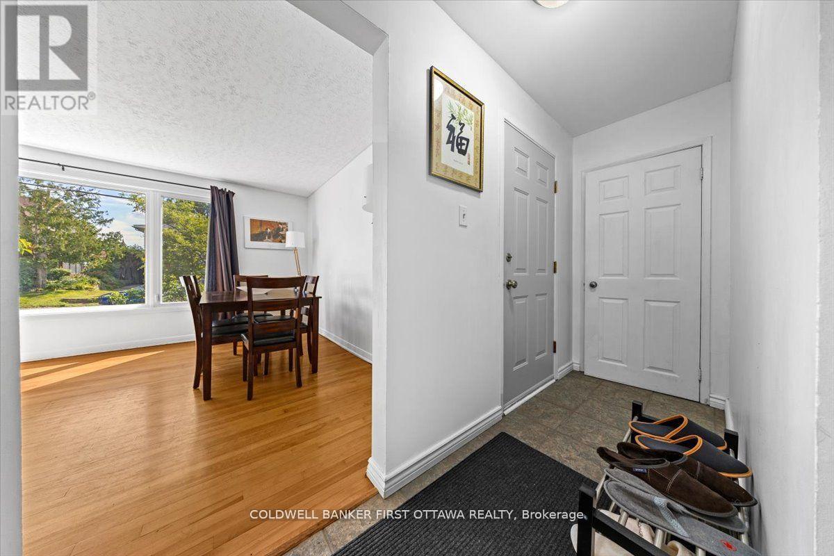 902 Watson Street, Ottawa, Ontario  K2B 6B9 - Photo 2 - X12422769