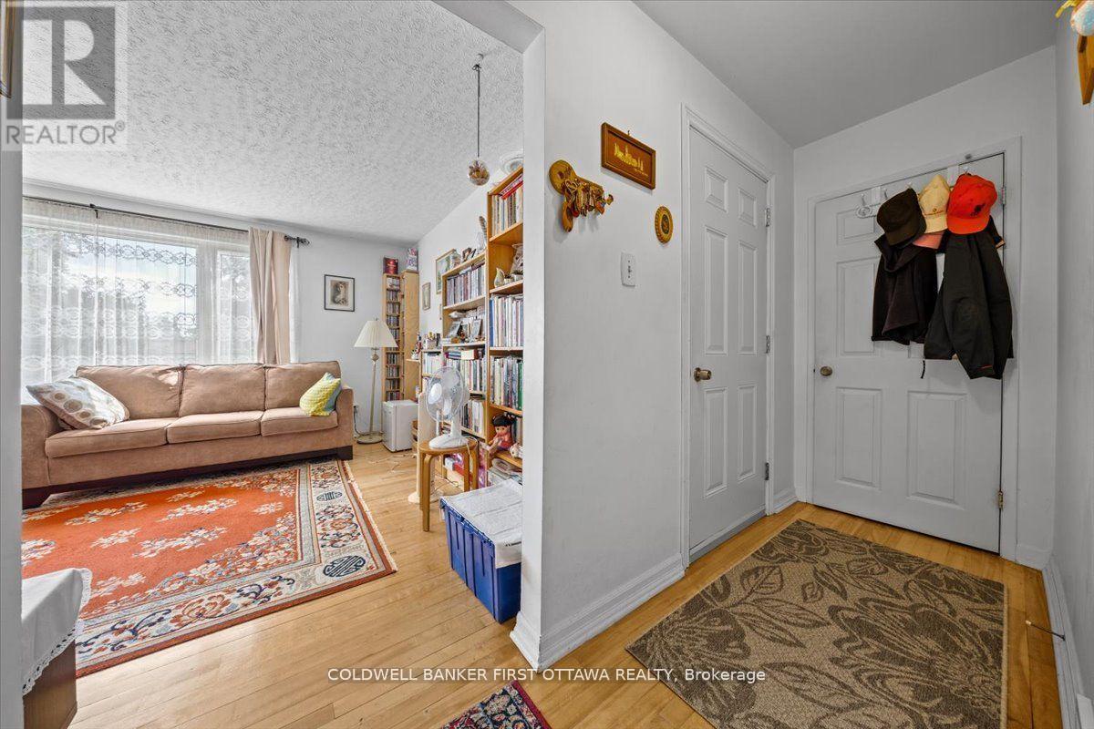 902 Watson Street, Ottawa, Ontario  K2B 6B9 - Photo 5 - X12422769