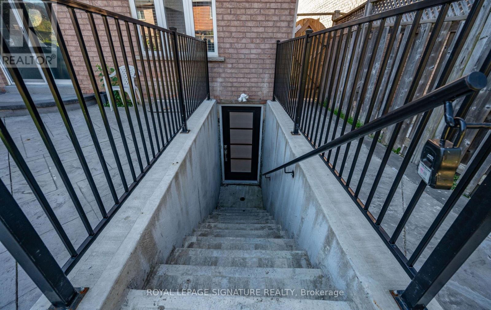 5615 Heatherleigh Avenue, Mississauga (East Credit), Ontario  L5V 2V7 - Photo 2 - W12422786