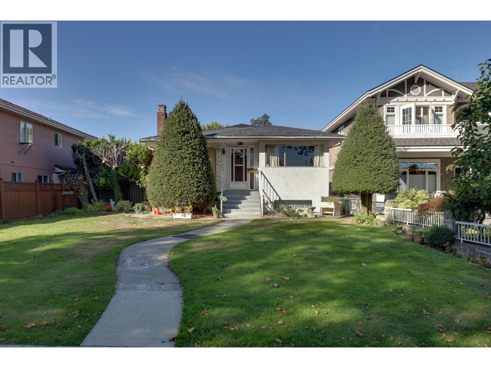 3929 TRIUMPH STREET, Burnaby, British Columbia