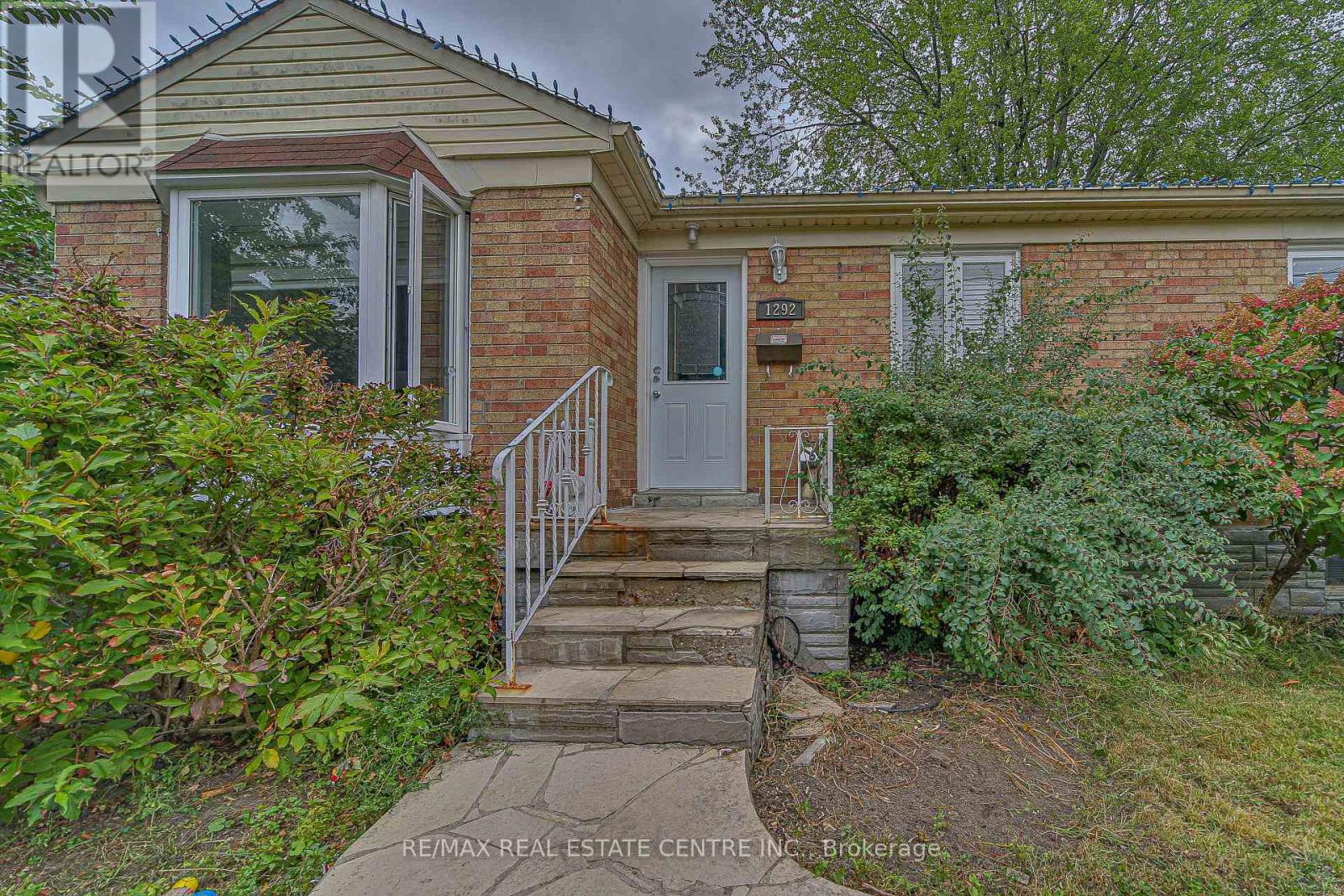 1292 Crossfield Bend, Mississauga, Ontario  L5G 3P4 - Photo 16 - W12422802