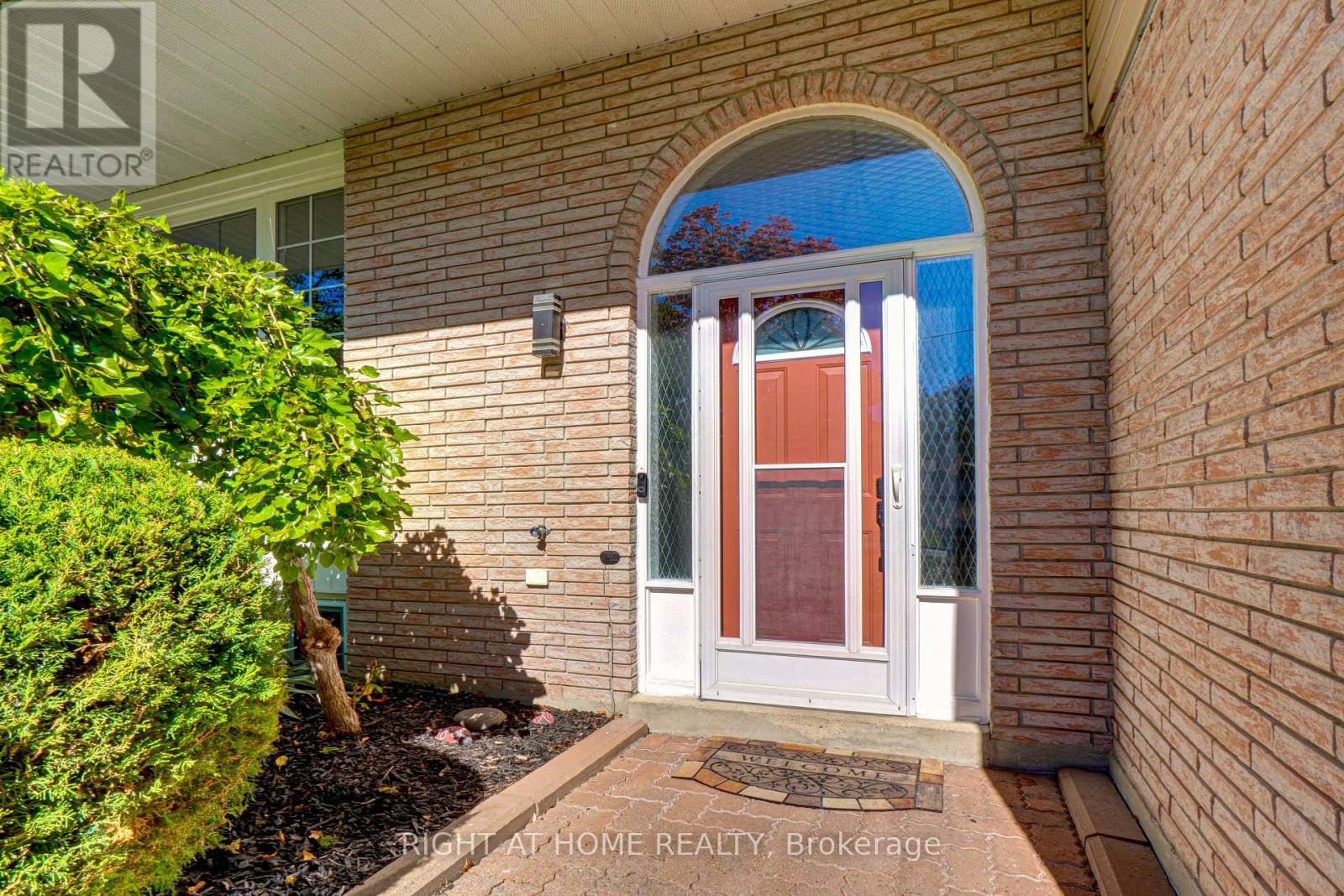 18 Northwood Road, Georgina, Ontario  L0E 1R0 - Photo 2 - N12422848
