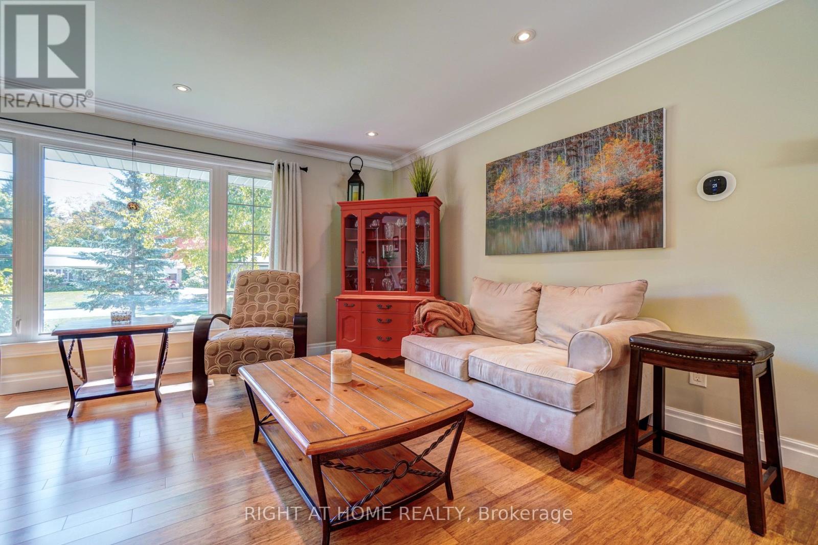 18 Northwood Road, Georgina, Ontario  L0E 1R0 - Photo 4 - N12422848