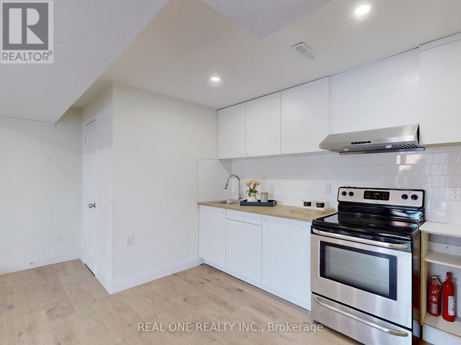 47 Lowe Boulevard, Newmarket, Ontario  L3Y 6H1 - Photo 4 - N12407241
