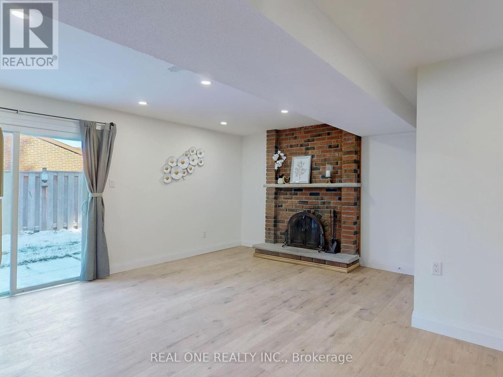 47 Lowe Boulevard, Newmarket, Ontario  L3Y 6H1 - Photo 3 - N12407241