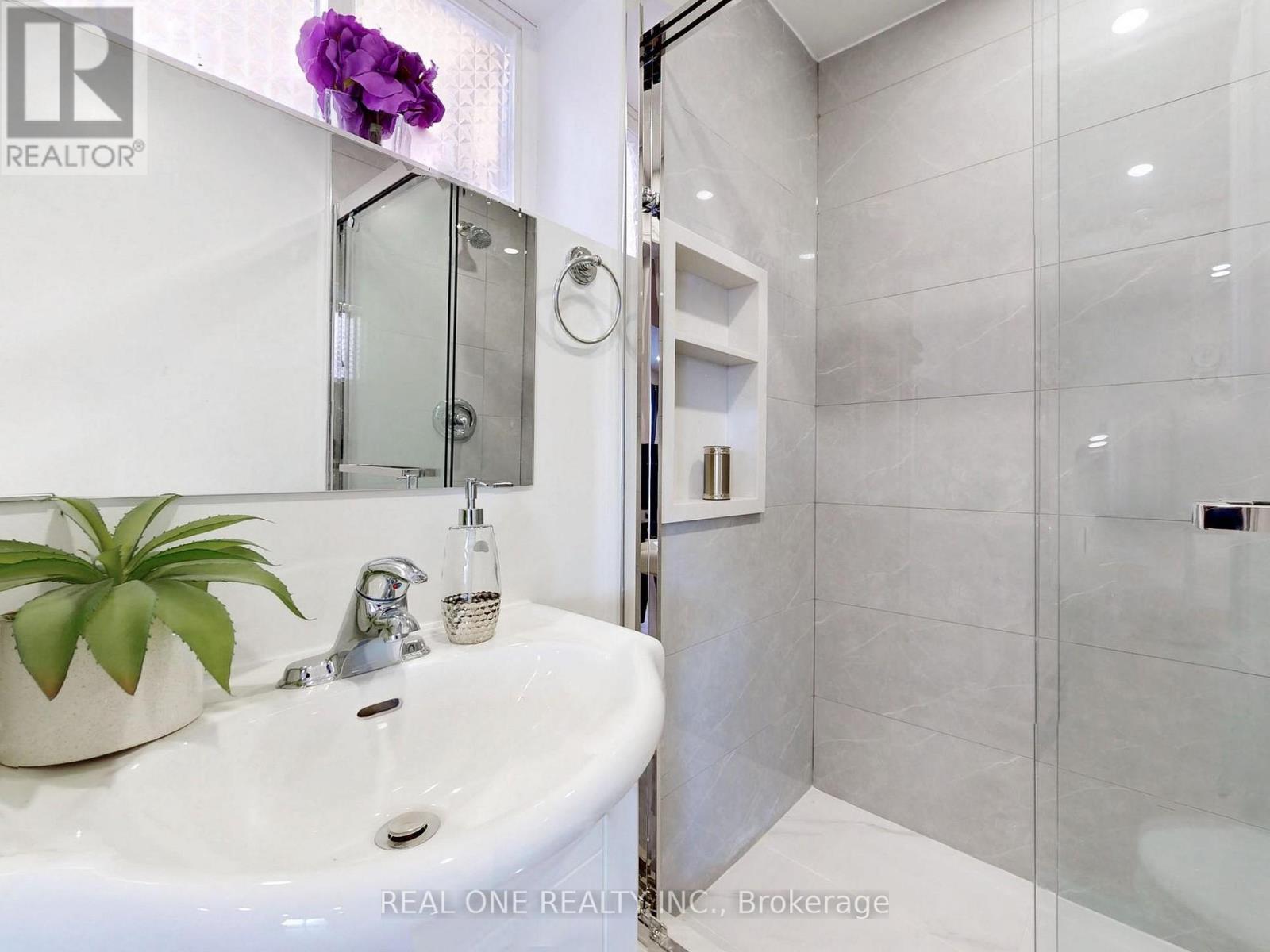47 Lowe Boulevard, Newmarket, Ontario  L3Y 6H1 - Photo 9 - N12407241