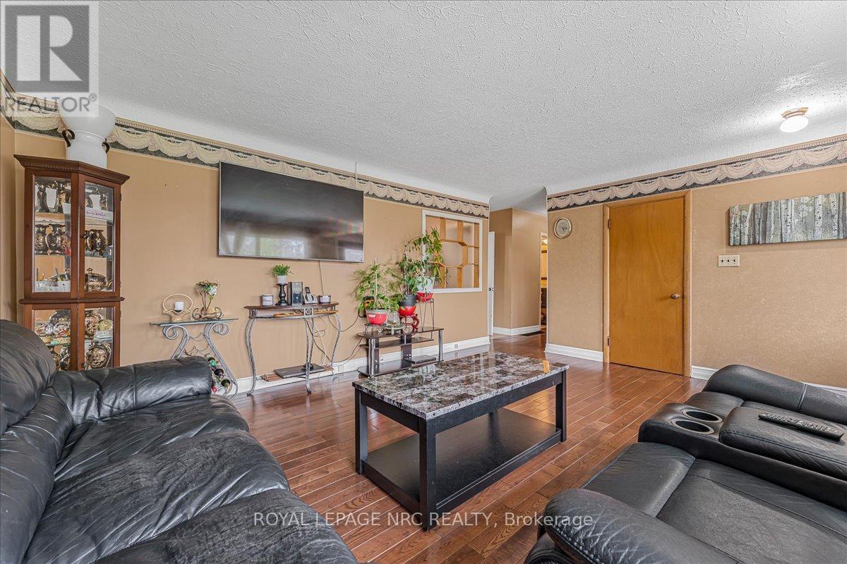 16 Dunraven Avenue, St. Catharines, Ontario  L2M 6A7 - Photo 5 - X12422889