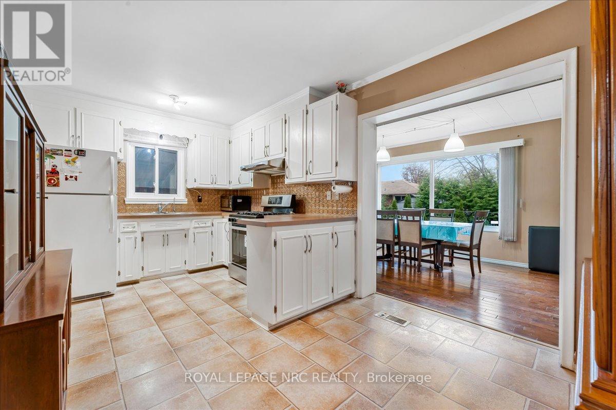 16 Dunraven Avenue, St. Catharines, Ontario  L2M 6A7 - Photo 7 - X12422889