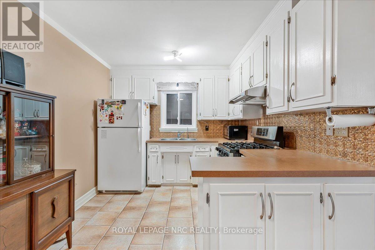 16 Dunraven Avenue, St. Catharines, Ontario  L2M 6A7 - Photo 8 - X12422889