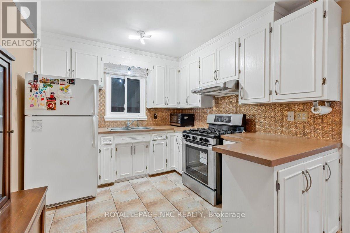 16 Dunraven Avenue, St. Catharines, Ontario  L2M 6A7 - Photo 9 - X12422889