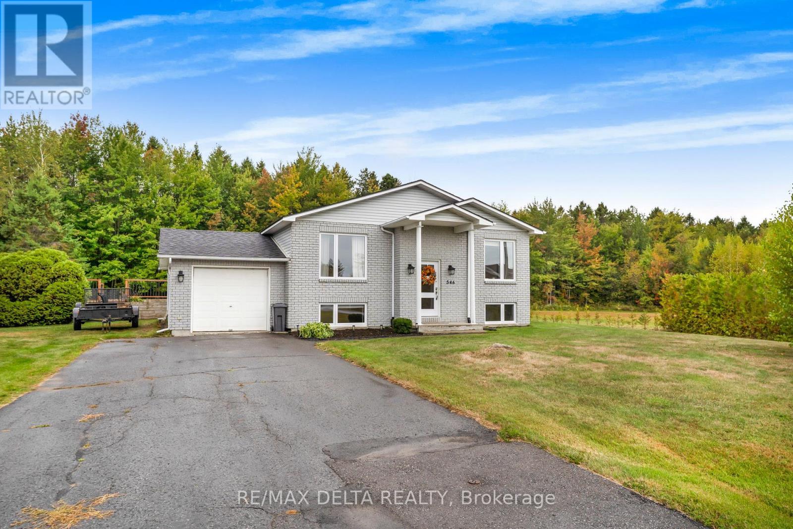 546 Devista Boulevard, Alfred And Plantagenet, Ontario  K0B 1A0 - Photo 2 - X12422943