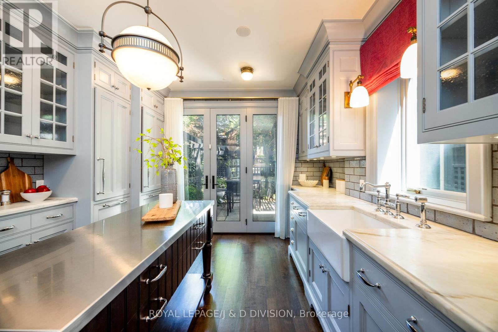 36 Boswell Avenue, Toronto, Ontario  M5R 1M4 - Photo 9 - C12421167