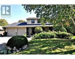 71 STODDART DRIVE, Aurora, Ontario