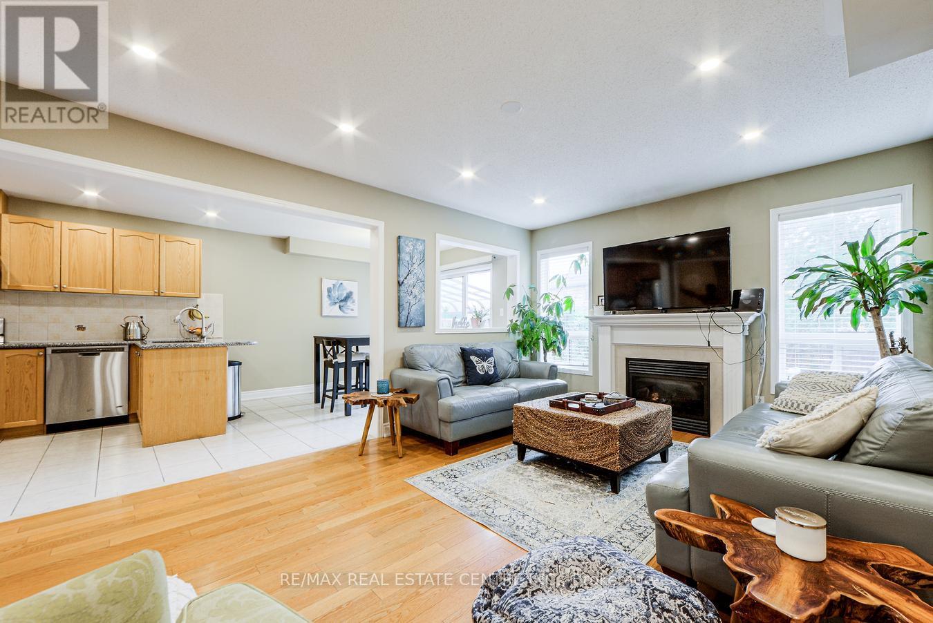 3950 Burdette Terrace, Mississauga, Ontario  L5M 0J2 - Photo 13 - W12422921