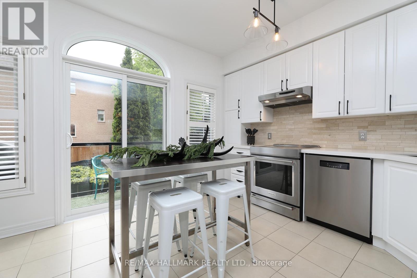 146 Manitoba Street, Toronto, Ontario  M8Y 1E3 - Photo 7 - W12422958