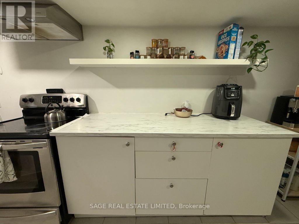 Lower - 130 Eileen Avenue, Toronto, Ontario  M6N 1W1 - Photo 13 - W12422976