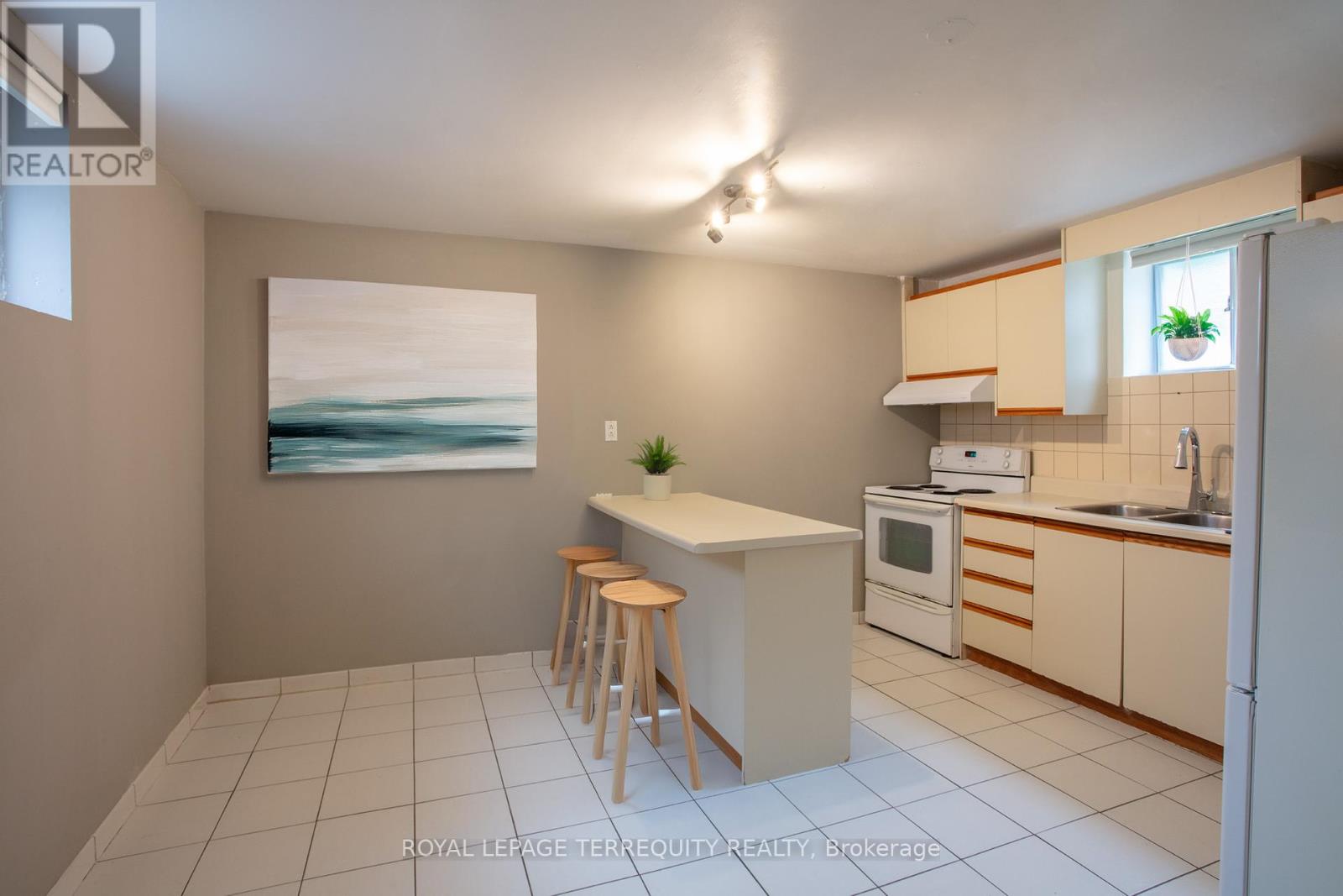 BASEMENT - 10 NORTHCLIFFE BOULEVARD, Toronto, Ontario