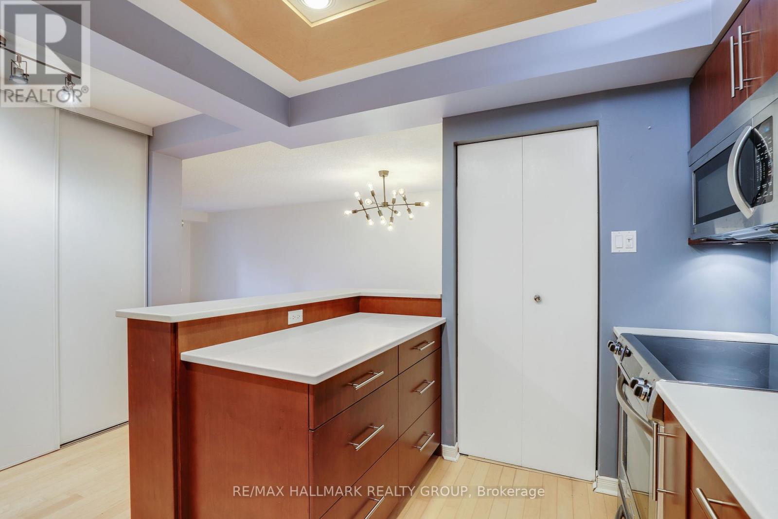 704 - 200 Bay Street, Ottawa, Ontario  K1R 7W8 - Photo 11 - X12423007