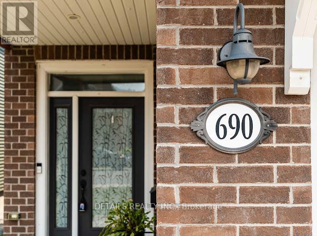 690 Vivera Place, Ottawa, Ontario  K2S 2N1 - Photo 2 - X12321711