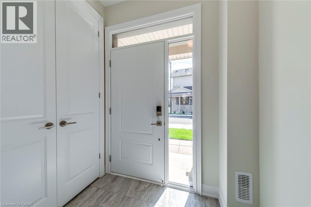 2184 Postmaster Drive Unit# 19, Oakville, Ontario  L6M 4E6 - Photo 2 - 40772906